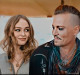 Johnny Depp és lánya, Lily-Rose Depp

Lily-Rose 1999-ben született Johnny Depp és a francia énekesnő, Vanessa Paradis gyermekeként. Lily-Rose édesapjához hasonlóan színészi babérokra tört, ám modellkarrierje is felfelé ível, a Chanel is őt választotta illatai arcának. Lily-Rose-t több filmfesztiválon is láthattuk már, egyedülálló szépségének köszönhetően pedig a közeljövőben minden bizonnyal egyre gyakrabban találkozhatunk majd vele a képernyőn.