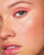 A stiftes pirosítót nemcsak az orcáidra, de akár a szemhéjadra is felviheted, és az ajkaidra is feltapogathatod. Ezáltal elérhetsz egy no makeup makeup hatást, és még az arcod is ragyogni fog! Van még egy másik nagy előnye ennek a terméknek, lapozz!