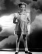 2. Anyja választotta neki a színésznői sorsot

Amikor a fiatal Natalie Wood egyszer már képtelen volt sírni egy jelenetért, anyja, Maria „kisegítette”, és megölt egy pillangót a kislány előtt. Natalie zokogni kezdett. Egyébként anyja, Maria, Oroszországban nőtt fel és arról álmodozott, hogy színésznő vagy balerina lesz. Amikor a sors másképp alakította az életét, Maria minden elveszett ambícióját fiatal lánya nyakába helyezte. Gyakran vitte Woodot moziba, ölébe ültette, és azt mondta neki, hogy a képernyőre kell kerülnie.

 