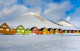 Longyearbyen, Norvégia

A világ egyik legészakibb városa, Spitzbergák legnagyobb települése és egyben székhelye, ahol a hideg hőmérséklet megakadályozza a holttestek lebomlását, amelyek tökéletesen megmaradnak az örök fagyban, ami miatt a város temetője mintegy 70 éve nem fogad újabb halottakat. De nemcsak ez okozza a problémát, hanem az is, hogy a kemény földbe lehetetlenség lenne tisztességes sírt ásni. A betegségek terjedésének megakadályozása érdekében a hatóságok úgy döntöttek, hogy egy 1950-ben életbe léptetett határozattal megtiltják az emberek halálát. A halálhoz közeledőket Norvégia szárazföldjére szállítják, ahol leélhetik utolsó napjaikat.

Ráadásul az 1918-as influenzajárvány idején elhunyt városlakók teste sem bomlott le a fagy miatt, és aggodalomra ad okot, mivel a testekben még mindig jelen vannak a vírus aktív törzsei.

 