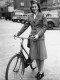 1948: Kathleen Kennedy repülőgép-balesetben meghal

Kathleen Kennedy, úgy döntött, meglátogatja korábbi apósát Párizsban, hogy meggyőzze őt új kedvese, a frissen elvált Lord Fitzwilliam alkalmasságáról, aki szintén vele tartott. Első férjét, William Cavendish-t egy német mesterlövész megölte Belgiumban. Szóval Kathleen magánrepülőgéppel Párizsból a Riviéra felé indulva viharba, majd turbulenciába keveredett. Minden igyekezet ellenére darabokra szakadt és becsapódtak. A fedélzeten tartózkodó mind a négy ember azonnal életét vesztette.

 