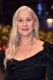 Helen Mirren tökéletes példája annak, hogy idős korban sem kell ódzkodni a hosszabb tincsektől. Gyönyörű, hableányos hullámai csodaszép keretet adnak arcának, bájos megjelenést kölcsönöznek a színésznőnek.