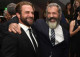 Mel Gibson és fia, Milo Gibson

Mel Gibson nagyon tehetséges színész, többek között A rettenthetetlen és a Mad Max című filmekben is láthattuk. Milo nagyon szerencsés, hiszen édesapja sármos megjelenését örökölte, ő is a színészetet választotta karrierjének.