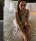 Moss kidolgozott egy tökéletes napi rutint. Azzal kezdi, hogy megreggelizik, majd fehér zajt hallgat, ami segít neki a relaxálásban. Utána bedob egy kávét, és 30 percig elkerüli, hogy bárkivel is beszéljen. „Ezek után új ember vagyok!”