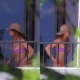 A színésznő egy lila bikini felsőben és egy piros bikini alsóban napfürdőzött lakosztálya teraszán, a felső majdnem le is csúszott róla, az alsórészt pedig saját magának igazgatta. Szó se róla, 53 évesen nem lehet oka a panaszra.