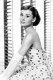 Audrey Hepburn

Nem túlzás azt állítani, hogy az Álom luxuskivitelben főszereplőjénél kevés bájosabb nő létezett a Földön, angyali külsejéhez pedig nagyban hozzájárult viszonylag erős szemöldöke és kifejező szemsminkje. A színésznő az arcápolásra is kiemelt figyelmet fordított: minden nap alaposan megtisztította a bőrét, emellett hetente kétszer otthon gőzölte az arcát. Bőre ettől nemcsak puhább és tisztább lett, de így könnyedén megszabadult az elhalt hámsejtektől.