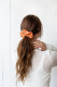 Az óriás scrunchie-k feldobják az egyszerű lófarkat. Válassz az öltözékedhez passzoló selyem anyagú hajgumit, ami még ráadásul védi is hajszálakat a hagyományos termékekkel ellentétben. 