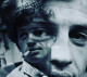 Míg Alain Delon, Belmondo régi barátja egy rövid interjúban a minap a sírással küszködve, remegő hangon búcsúzott a színésztől, addig Delon fia, Alain-Fabien Instagram oldalán csupán három pontot írt a Belmondóról megosztott kép alá, ezzel kifejezve, hogy nem talál szavakat apja színésztársának halálával kapcsolatban.