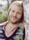 Benny Anderson felhagyott az ivással, miután rájött: problémával küzd

1983-ra az ABBA világossá tette, hogy nem lesz több zene, nem lesz több fellépés és nincs több turnézás: Bjorn Ulvaeus elmagyarázta, hogy nincs bennük vágy vagy szükség arra, hogy újraegyesüljenek, a Sunday Telegraph-nak nyilatkozva azt mondta: "szeretnénk, ha az emberek olyannak emlékeznének ránk, amilyenek voltunk: fiatalok, lendületesek, tele energiával és ambícióval." Mind a négyen külön utakon jártak, Benny Andersson pedig egy 2011-ben készített interjúban bevallotta, hogy az ABBA utáni éveit a függőség uralta. Az interjú időpontjában kilenc évig volt józan, miután elvonóra ment alkoholfüggősége miatt. Elmondása alapján akkor jött rá, hogy problémával küzd, mikor felismerte, hogyha iszik, nem önmaga. "Ha a függőség elleni nehéz küzdelemről van szó, nem számít, ki vagy, ugyanolyan nehéz.”