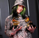 A 19 éves világsztár karrierje egy képen: néhány hónapja újabb Grammy-ket söpört be, zöld hajával, bő és különc ruháival divatot teremtett. 2021-ben meg mindent egyszerre rúg fel!