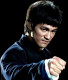 Bruce Lee

A színész, valamint a harcművészet legendája mindössze 32 éves volt, amikor agyi ödéma következtében elhunyt. Lee azonban többet ért el rövid életében, mint a legtöbb ember háromszor ennyi esztendővel a Földön. Halála tehát nem egy furcsa baleset vagy éppen drogok következménye, hanem egészségi állapota okozta végzetét. Lee minden bizonnyal hőgutában és kimerültségben szenvedett, amelyek hatásait felerősítette egy fájdalomcsillapító, amit a súlyos fejfájás tüneteinek enyhítésére szedett. Ezek összessége okozta a sztár korai halálát.