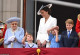 A család a Buckingham-palota erkélyéről nézte a parádét.