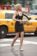 A nagy jelenet

A Kim Catrall megjelenését övező részletek nagyon csekélyek, egy stábtag viszont elárulta, hogy Samantha jelenetét márciusban forgatták egy parkolóházban. A forgatás annyira titkos volt, hogy Kim Catrall egy sötétített ablakú terepjáróval érkezett, hogy elrejtse kilétét a kíváncsi szemek elől. Legyen a jelenet akármilyen rövid is, az biztos, hogy a rajongók már tűkön ülve várják Samantha visszatérését!