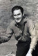 Errol Leslie Thomson Flynn a 20. század egyik legnagyobb hatású színésze volt, a nők pedig rajongtak érte – Flynn pedig a nőkért. Jobban mondva a fiatal, tinédzserkorú lányokért, és köztudott volt róla, hogy kielégíthetetlen a szexuális étvágya.