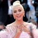 Lady Gaga a polgárpukkasztó stílusáról híres, és ez korábban a manikűrjeiben is megmutatkozott. Az utóbbi időben viszont konzervatívabb lett, ezzel párhuzamosan a durva, hosszú, boszorkányos körmök is eltűntek.