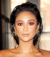 Shay Mitchell például tökéletesen viseli ezt a trendet a haján.