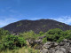 Ausztrália északi részén, Cooktown kisvárosától 25 kilométerre található a Black Mountain National Park, amelynek 300 méteres hegycsúcsai teljesen feketék, ami a megkövült magmának köszönhető. A hegyet körülvevő táj egyáltalán nem nevezhető gazdagnak és változatosnak, hiszen környezetében alig található zöldnövényzet, állatvilága pedig hasonlóan gyérnek mondható. Mégsem ez a legkülönösebb dolog a heggyel kapcsolatban, sokkal inkább a környéken történő megmagyarázhatatlan események.