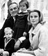 Grace Kelly-t családja körében ábrázolja ez a régi felvétel. Később fia, Albert herceg így nyilatkozott róla: "A személyisége és másokkal való bánásmódja - ahogy megérintette az emberi lelkeket, ahogy hatással volt megannyi sorsra -, ezek tették igazán különlegessé, nem pusztán a színészete. Amikor meghalt, rengeteg hívás érkezett be hozzánk, olyan országokból is, ahol soha nem is járt. Mindez hihetetlen volt - sőt még ma is az." Kelly 1982. szeptember 14-én, 53. életévében hunyt el autóbalesetben.