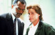 Később egy kísértetiesen hasonló filmben, az 1993-as Haláli fegyverben ő adta az egyik főszereplő, a Samuel L. Jackson által alakított Wes Luger magyar hangját is.