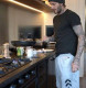 A korábbi futballzseniről felesége, Victoria Beckham Instagram-oldalán látott napvilágot egy videó, melyben a 47 éves David ország-világ előtt megmutatja, milyen remekül ért a palacsintasütés művészetéhez. Victoria még meg is dicséri férjét, aki szemlátomást boldogan ügyködik a konyhában.