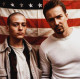 Ez a fotó pedig már a hat évvel későbbi Amerikai História X idejéből származik: a fiatal színész Edward Norton társaságában látható rajta.