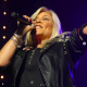 Ezek a képek az egyik legutolsó koncertjén készültek. Samantha ugyanis retro sztárként továbbra is keresett előadó, gyakorlatilag folyamatosan járja a világot. De már hat éve nem egyedül, ugyanis párja elvesztése után újra rátalált a szerelem. Esküvőre készülnek.