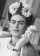 Kapcsolatuk életre szóló, bár idillinek korántsem nevezhető kötelék volt. Rivera csalta nejét, még annak húgával is, de Frida sem volt a házastársi hűség példaképének nevezhető, számos férfival és nővel folytatott viszonyt, s nem titkolta biszexualitását. Szeretői között szerepelt Lev Trockij is, aki a Rivera házaspár kérésére kapott menedékjogot Mexikóban, neki ajánlotta egyik legszebb önarcképét, a Függönyök között címűt. Az egyik legjelentősebb szerető azonban egy magyar származású férfi volt, akihez gyengéd érzelmek fűzték.
