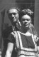 Muray Miklós magyar fényképész és olimpiai bajnok kardvívó 1931-ben találkozott először Fridával, akit annyira lenyűgözött a férfi, hogy több szerelmes levelet is írt neki, sőt előfordult, hogy gondolatait magyarul vetette lapra. Muray sem csupán az ágyasaként tekintett a nőre, kapcsolatuk túlmutatott a testiségen, s tíz éven át szerették egymást. A férfi egy idő után azt tervezte, feleségül kéri a festőnőt, álmai azonban nem teljesültek be, Frida ugyanis a válása után pár évvel ismét oltár elé állt Riverával – írja a she.hu.