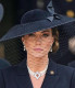 Nem Meghan volt azonban az egyetlen, aki minden kis apró részletre odafigyelt megjelenését illetően: Katalin például nyakékével tisztelgett Erzsébet előtt, ugyanis a hercegné azt a csodálatos nyakláncot viselte a temetésen, amit még a japán kormány ajándékozott a királynőnek Erzsébet bangladesi látogatása során. Később aztán a nyakláncot viselte Diana is, most pedig Katalin, aki egy pár gyöngyfülbevalóval tette teljessé az Alexander McQueen által tervezett fekete kabátruhát és a drámai, fátyollal díszített kalapot.