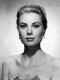 Grace Kelly és III. Rainier 1955. április 5-én találkoztak először: ekkor még senki sem gondolta, hogy később házasság lesz az egyszerű találkának indult összeröffenésből, főleg a körülményeket tekintve, amelyek nem voltak a legideálisabbak. Grace ugyanis a találkozó napján szinte kezelhetetlen volt, amiért semmi nem úgy alakult, ahogyan szerette volna: azon az áprilisi napon áramkimaradás volt egész Franciaországban egy sztrájk miatt, így a színésznő nem tudta megszárítani a haját, a szobalány pedig nem tudta kivasalni Kelly ez alkalomra előkészített ruháját, így a filmcsillag igencsak zilált külsővel jelent meg Nizzában, ahol elvileg a hercegnek kellett volna várnia őt, de nem így történt…