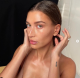Hailey Bieber korábban már megosztotta a tippjeit, hogy hogyan érheted el ezt a hatást. Ő sokszor egy szemmaszk felé egy fátyolmaszkot helyez. Mindeközben van ideje elvégezni néhány feladatot, és még a bőrét is ápolja. 