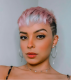PIXIE CUT. Évek óta rendszeresen megjelenik a trendek közt, gyakorlatilag percekre tűnik csak el. Annak ellenére, hogy egy rövid fazont takar, hihetetlenül nőies, és nagyszerűen passzol a kiegészítkkel: fülbevalókkal, láncokkal, napszemüvegekkel. A fazon lényege, hogy oldalt és hátul rövid, felül hosszabb és sok esetben elől a leghosszabb. Persze, világsztárok sora mutatkozott már így, és nem akadt köztük, aki nem aratott volna sikert vele. A vékony és egyenes hajú nőknek különösen jól áll, a frufru tetszólegesen alakítható az arcformánkhoz, igaz, a kerekebb arcokat látszólag nem nyújtja meg. Viszont elég törötlközővel félig megtörölnünk és hagyni, hogy a levegőn megszáradjon. Tökéletes lesz a végeredmény.