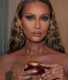 Iman, a szomáliai származású modell és színésznő David Bowie özvegye: a gyönyörű nő már 66 éves is elmúlt, összesen kétszer házasodott. Először Spencer Haywoodhoz ment férjhez, majd 1992-ben David Bowie-val kötötte össze életét.