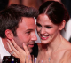 Jennifer Garner és Ben Affleck 2004-ben habarodtak egymásba. Kapcsolatukat titkolták a nyilvánosság előtt, végül egy lesifotós lebuktatta őket, és napvilágot látott, hogy egy párt alkotnak – ők azonban továbbra is tagadták, hogy közük lenne egymáshoz.