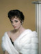 Joan Collins számára az igazi ismertséget az 1981-ben indult - és világ számos pontján a mai napig játszott - Dinasztia című sorozat hozta meg. Az általa megformált Alexis hataloméhes, cselszövő alakja a nézők egyik kedvence, Joan szexszimbólum és a független nő megtestesítője lett.