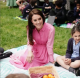 „Nem írhatom le a nevem. Ez egy a szabályok közül" - magyarázta Katalin, miért is nem adhat autogramot fiatal rajongóinak. A walesi hercegné a Chelsea Flower Show-n 10 iskola gyermekeivel találkozott és piknikezett, ahol kreatív módon oldotta meg az autogramosztás problémáját. „A nevemet nem írhatom le, de rajzolnom szabad" - mondta, majd egy virágot  rajzolt a 7 éves Rubynak, két másik gyermek pedig egy rajzolt fát és egy tavacskát kapott emlékbe. 