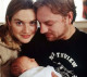Kate Winslet 1998-ban kötötte össze az életét Jim Threapleton rendezővel, két évvel később pedig világra jött közös gyermekük, aki a Mia Honey nevet kapta. A 2001-es válásuk után Winslet Sam Mendes filmrendezővel került kapcsolatba, akivel össze is házasodott, majd 2003-ban megszületett fiuk, Joe Alfie Winslet Mendes. 2010-ben ez a házasság is válással végződött, majd Winslet oltár elé állt Ned Rocknroll-lal: közös fiuk, Bear Winslet 2013-ban látta meg a napvilágot.