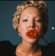 "Ó, istenem, azok a körmök" - írta Lila Instagramján egy kommentelő, majd sorra érkeztek a többiek. "A körmeid miatt fizikailag rosszul lettem" - így egy másik Lila XXL-körmeit látva. Kate Moss lánya a jelek szerint nem csak a szépségét, a bulvárérzékét is anyjától örökölte, ezekkel a körmökkel azonnal a címlapokra került.