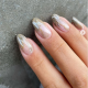 Diszkrét, szolid, mégis meglepően látványos ez a márvány mintás manikűr, melybe egy cseppnyi aranyat is belecsempésztek! 