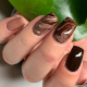 Szavakat sem találunk, annyira el vagyunk hűlve ettől a csokoládé-és capuccinobarna manikűrtől!