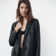 ZARA Faux leather blazer 19 995 Ft

Ez a fekete blézer egy kicsit más, mint az a darab, ami a cikkben is található: ez egy oversize, túlméretezett és lezser darab; ami kicsit lóg a testalkaton. Azért szuper választás, mert az enyhe időben jól alá tudsz öltözni;hosszú szabása miatt pedig sosem lesz kint a derekad!