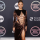 Uhh, hát ez a hasíték brutál. Nem jó értelemben. Halle Bailey énekesnőt láthatjuk egyébként az American Music Awards vörös szőnyegén.