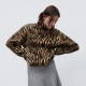 ZARA Jacquard animal print knit sweater 10 995 Ft

Enyhén bő, már-már túlméretes darab ez a pulcsi, amiben otthon is bármikor bekuckóznánk.