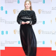 Ellie Bamber Chanel ruhában pózolt a vörös szőnyegen.