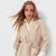 Stradivarius Flowing trench coat 12 995 Ft

Szellősebb anyagú, szabadon kötős, blézer stílusú ballonkabát, rövidített fazonnal - bármihez jól mutat! 