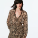 ZARA Animal print mini dress 9995 Ft

Ennél tökéletesebb ruha talán nem is létezik: fekete csizmával, harisnyával, de még bőrhatású leggingsszel is jól mutat!