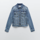 ZARA Tailored denim jacket 8995 Ft

A lehető legklasszikusabb farmerdzseki, ami fémes gombokkal segíti elöl a rögzítést. Igazi must have darab!