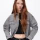 ZARA Oversized denim overshirt 8995 Ft

A farmerdzseki ingszerű, oversize változata nemcsak kék denim árnyalatban, hanem szürke színben is nagyon menő.