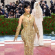 Cardi B arany Versace ruhában.