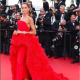 Izabel Goulart brazil topmodell egy piros AShi Studios nadrágruhában jelent meg a fesztiválon.